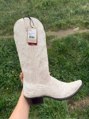 Ariat Cream Embroidered Western Pull-On Boots